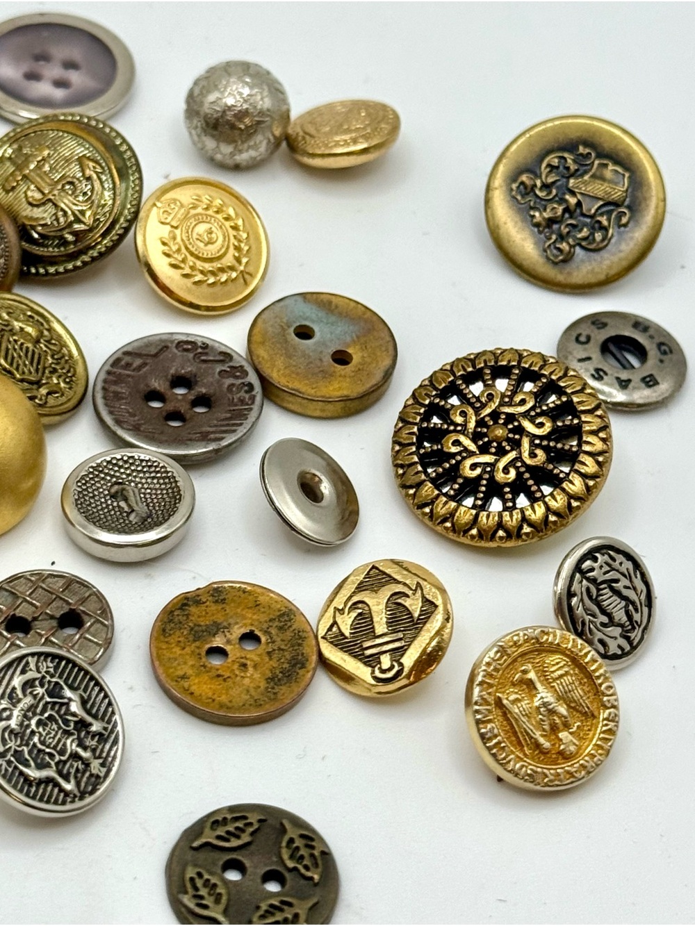 Vintage military and fashion buttons - Lot 
30